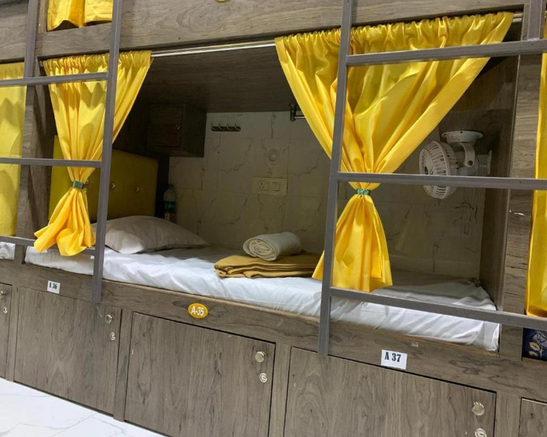 Neenava Dormitory Mumbai Exteriör bild