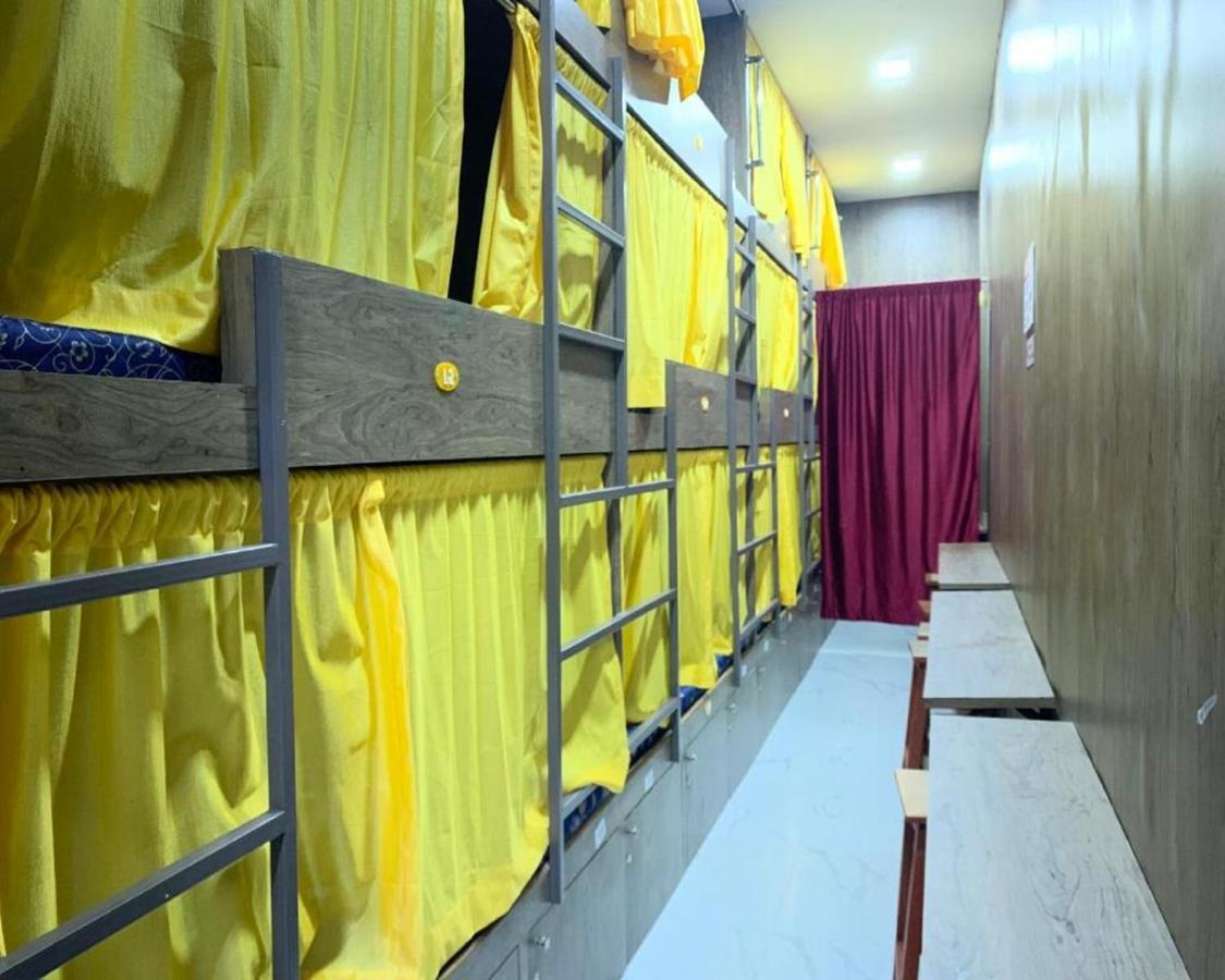 Neenava Dormitory Mumbai Exteriör bild